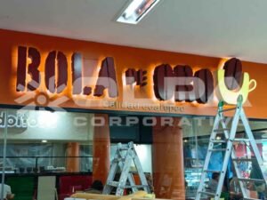 Instalación de anuncio luminoso