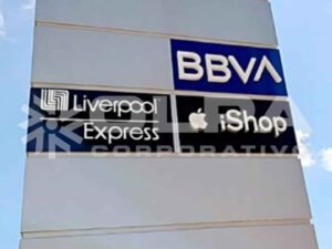 Pilar de anuncios luminosos para plaza comercial