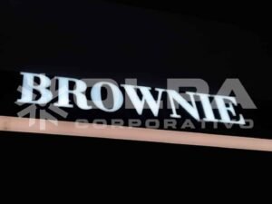 anuncio luminoso terminado en plaza comercial