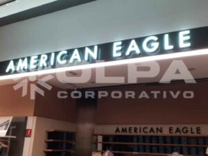 montaje de letras iluminadas para marca de ropa